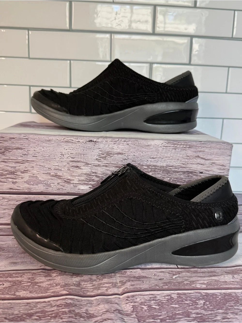 Bzees Womens Fancy ✨ Low Top Zipper Walking Shoes Size 6